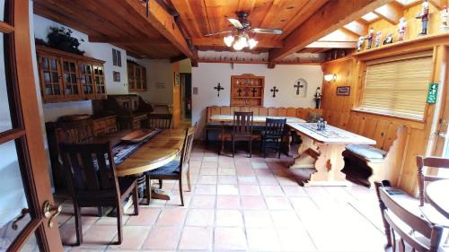 Red River House | Running Bear River Lodge - Pet Friendly - On The River - Grill - WiFi - Cable - Washer - Dryer - Fireplace