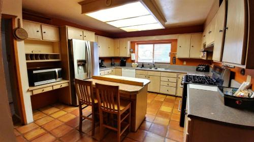 Red River House | Running Bear River Lodge - Pet Friendly - On The River - Grill - WiFi - Cable - Washer - Dryer - Fireplace