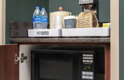 Dania Beach Hotel | Runway to Relaxation: Pool, FREE Airport Shuttle. Close to Hollywood Beach