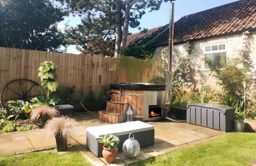 Firbeck House | Rural Cottage! Wood-fired Hot Tub Bliss Awaits