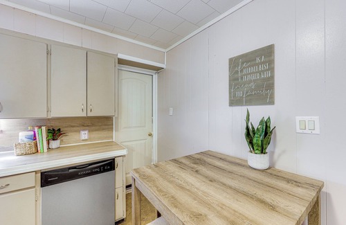 Royal House | Rural Escape Near Lake Ouachita w/Gas Grill!