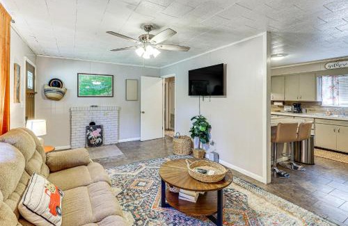 Royal House | Rural Escape Near Lake Ouachita with Gas Grill!