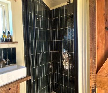 Woodbridge House | 'Russet' Hut on fruit farm