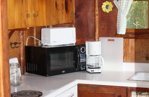 Clearlake Cabin | Rustic 1930s Log Cabin Sleeps Seven in Private Estate Setting