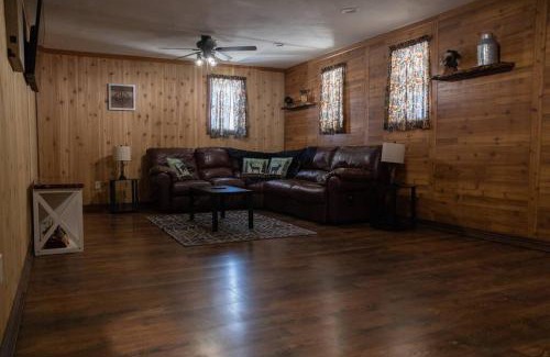 Taylor House | Rustic 2 bedroom Cabin 20 mins from Calamus Res.