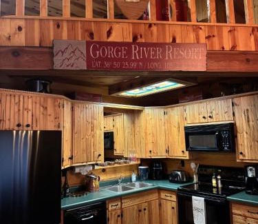 Walhalla House | Rustic 5 Bedroom Gorge River Resort