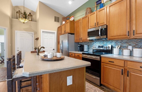 Camdenton House | Rustic and Relaxing, 2 Bedroom Cabin on Beautiful Kinderhook!