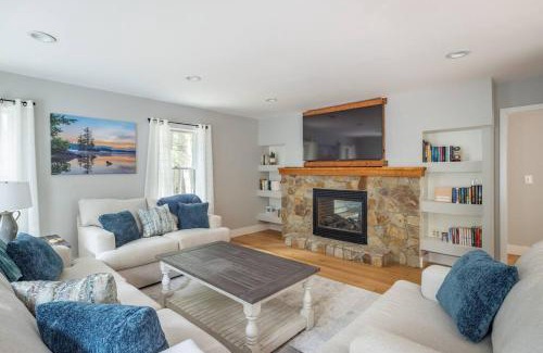 Elkins House | Rustic Big Red Cottage near Sunapee