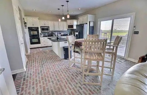 Templeton Cabin | Rustic Cabin-Farmhouse Vibe Secluded with Hot Tub