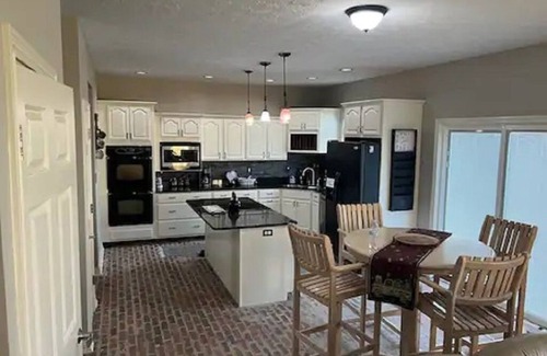 Templeton Cabin | Rustic Cabin-Farmhouse Vibe Secluded with Hot Tub