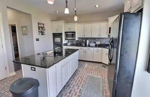 Templeton Cabin | Rustic Cabin-Farmhouse Vibe Secluded with Hot Tub