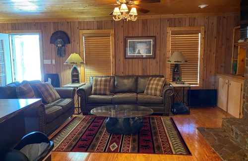 Batesville House | Rustic Cabin near Sardis Lake Boat Ramp