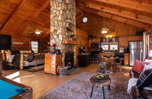 Sautee Nacoochee Cabin | Rustic Cabin Retreat Near Helen Pets Friendly WiFi