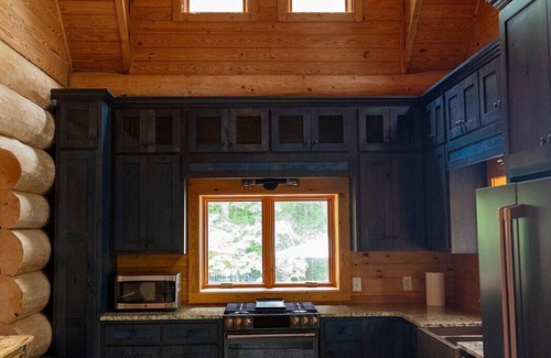 Dahlonega Cabin | Rustic cabin sitting on acres of pastures nestled in the mountains of North GA