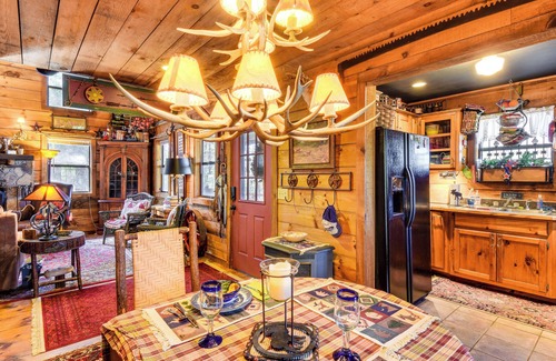 Wiley Cabin | Rustic Cabin w/Porches: 8 Mi to Tallulah Gorge!