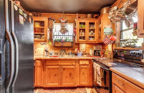 Wiley Cabin | Rustic Cabin w/Porches: 8 Mi to Tallulah Gorge!