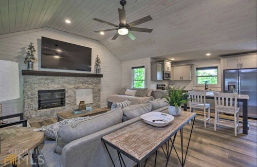 Ranger Cabin | Rustic Cabin with hot tub and Mountain View’s