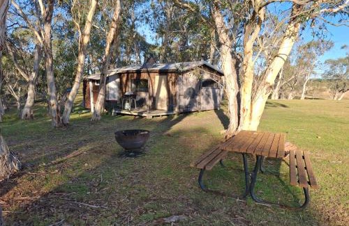 Oallen Other | Rustic Cabin with moon bathing for a city escape