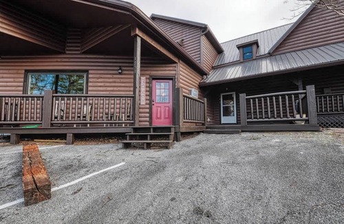 Pigeon Forge Apartment | Rustic Charm - Firepit, Pickle Ball, Game Room