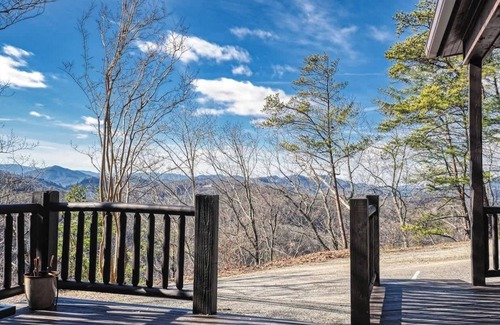 Pigeon Forge Apartment | Rustic Charm - Firepit, Pickle Ball, Game Room