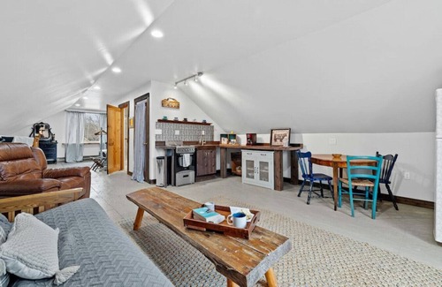 Milwaukee Cabin | Rustic City Oasis on the River