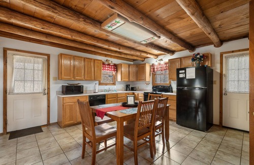 Marble Falls Cabin | Rustic, close to buffalo river, secluded getaway, king bed, hiking ,WIFI