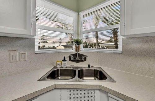 Sunset Cliffs House | Rustic Coastal Retreat in Sunset Cliffs - 3bed/2ba