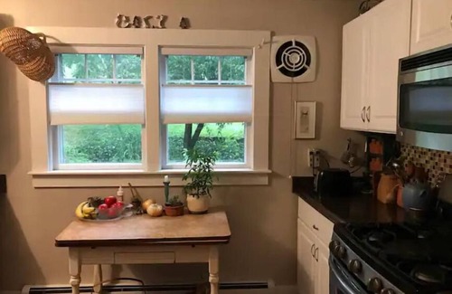 New London Cottage | Rustic cottage on brook