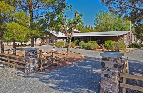 Pahrump House | Rustic Death Valley Lodge Home 3Bd2 Ba Pool Fire pit