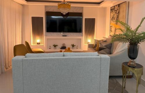 Cerro Alto Apartment | Rustic Elegance St