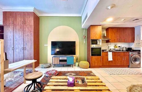 Jumeirah Lake Towers Apartment | Rustic Elegance By The Lake Studio Cabin In Jlt