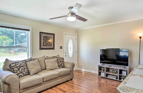 New Iberia House | 'Rustic Fleur De Lis' Charming New Iberia Gem