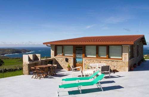 Frije House | Rustic house with private grounds and sea views, located in the Cape Touriñán