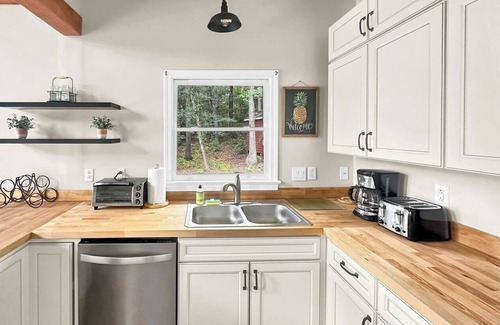 Hickory House | Rustic Lakefront Retreat w/Hot Tub & Pet Friendly