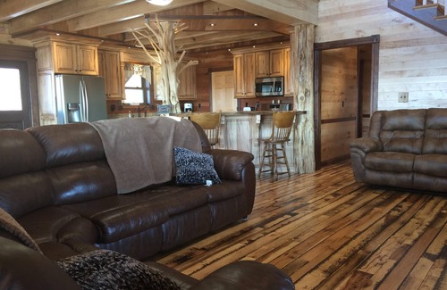 Nortonville Cabin | Rustic log cabin back in the boondocks !