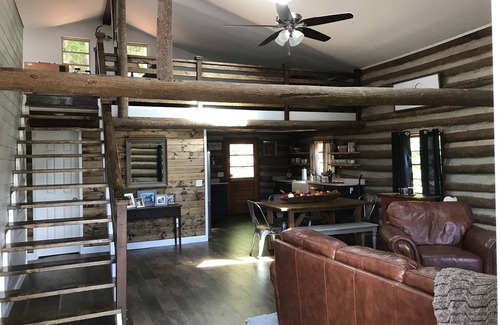 Franklin Cabin | Rustic Log Cabin Sleeps 10, Awesome views, loft, fireplace and STARLINK!