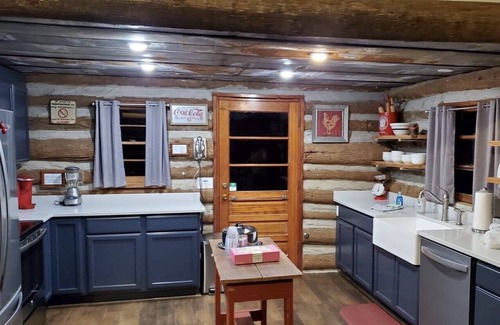 Franklin Cabin | Rustic Log Cabin Sleeps 10, Awesome views, loft, fireplace and STARLINK!
