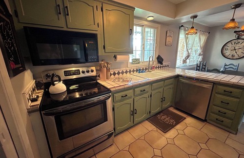 Brighton House | Rustic Luxe 4BR 2.5 Bath 1.5 Acres, in Heart of Brighton – Entire Spacious Home