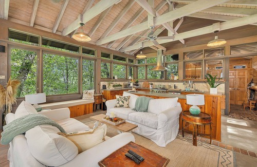 White Oak Cabin | Rustic-Luxe Wilderness Retreat. Sleeps 12. Firepit. Gourmet Kitchen. WIFI.