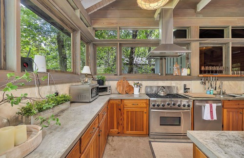 White Oak Cabin | Rustic-Luxe Wilderness Retreat. Sleeps 12. Firepit. Gourmet Kitchen. WIFI.