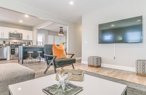 Central Oklahoma City House | *Rustic Modern 4 Bed/3 Full Bath/2 Living Rms w Wifi & 5 Smart TVs*