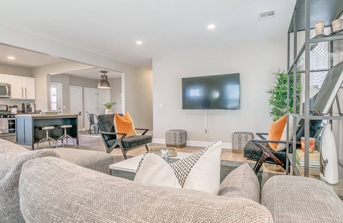 Central Oklahoma City House | *Rustic Modern 4 Bed/3 Full Bath/2 Living Rms w Wifi & 5 Smart TVs*