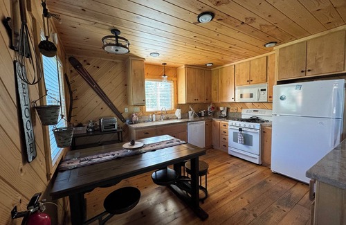 Mountain View Estates Cabin | Rustic Mountain Retreat