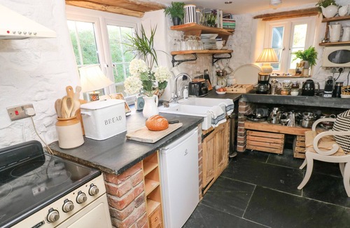 Llangynog Cottage | RUSTIC PERIOD COUNTRY FARMHOUSE, pet friendly in Llansteffan