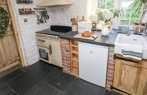 Llangynog Cottage | RUSTIC PERIOD COUNTRY FARMHOUSE, pet friendly in Llansteffan