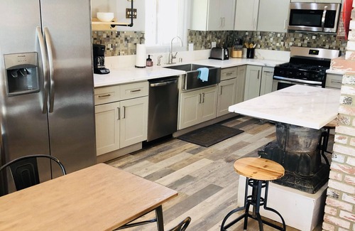 Three Rivers House | Rustic ranch house centrally located half mile from town with spa