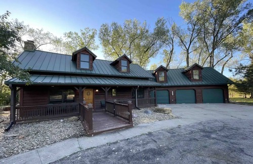 Topeka Cabin | Rustic Retreat & Cabin!
