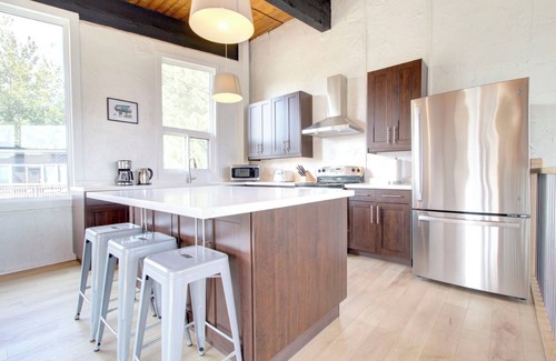 The Blue Mountains Ski Chalet | Rustic Ridge Refuge - Sauna & Fire Pit + Mountain View