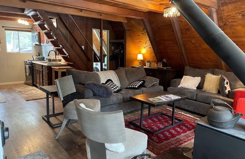 Pla-Vada Woodlands Cabin | Rustic River Retreat - Pet Friendly - WIFI - 12 minutes to Sugar Bowl Resort