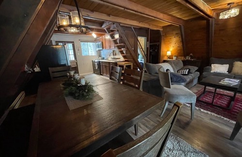 Pla-Vada Woodlands Cabin | Rustic River Retreat - Pet Friendly - WIFI - 12 minutes to Sugar Bowl Resort